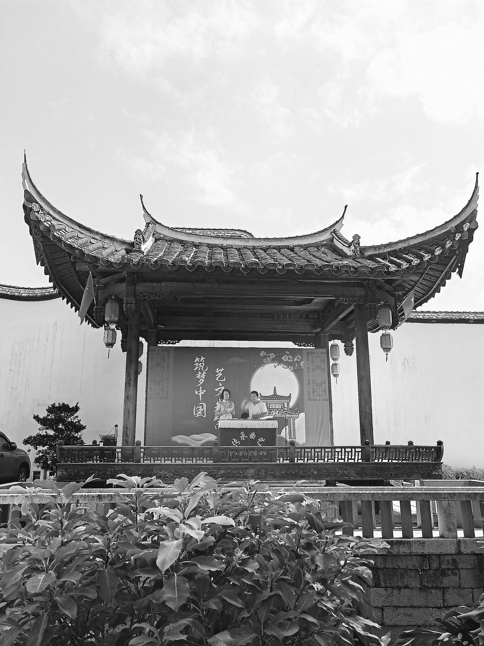 朱紫坊内的传统戏台和白墙黛瓦