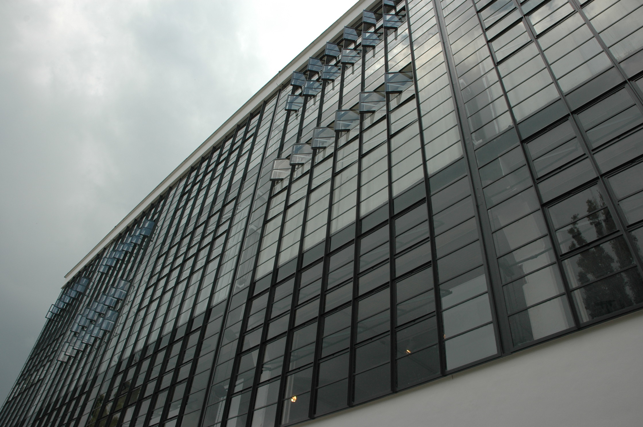 包豪斯德绍校舍工坊翼外立面，玻璃幕墙与 BAUHAUS 垂直标识