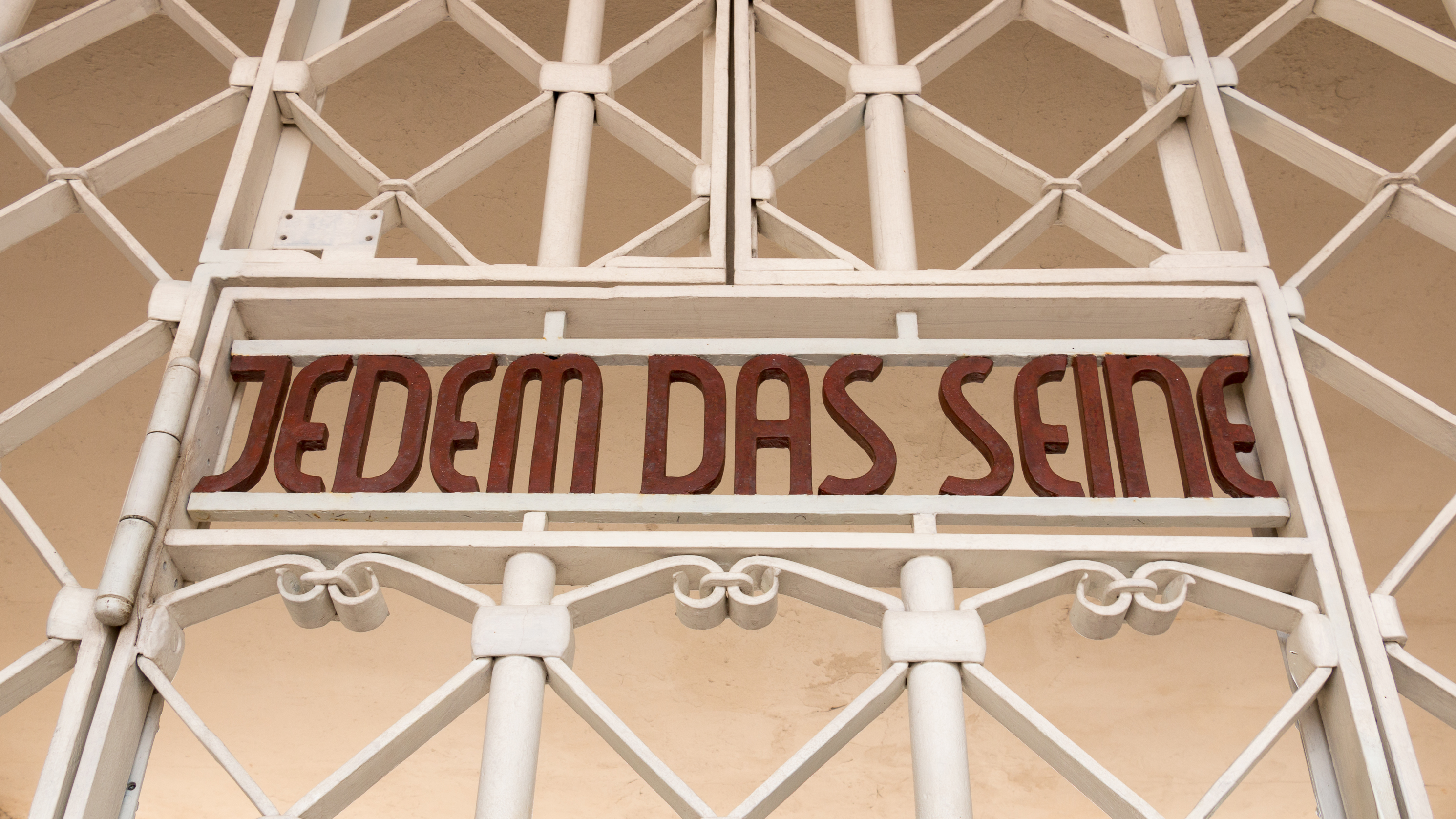 布痕瓦尔德集中营营门，门梁上嵌"Jedem das Seine"铭文
