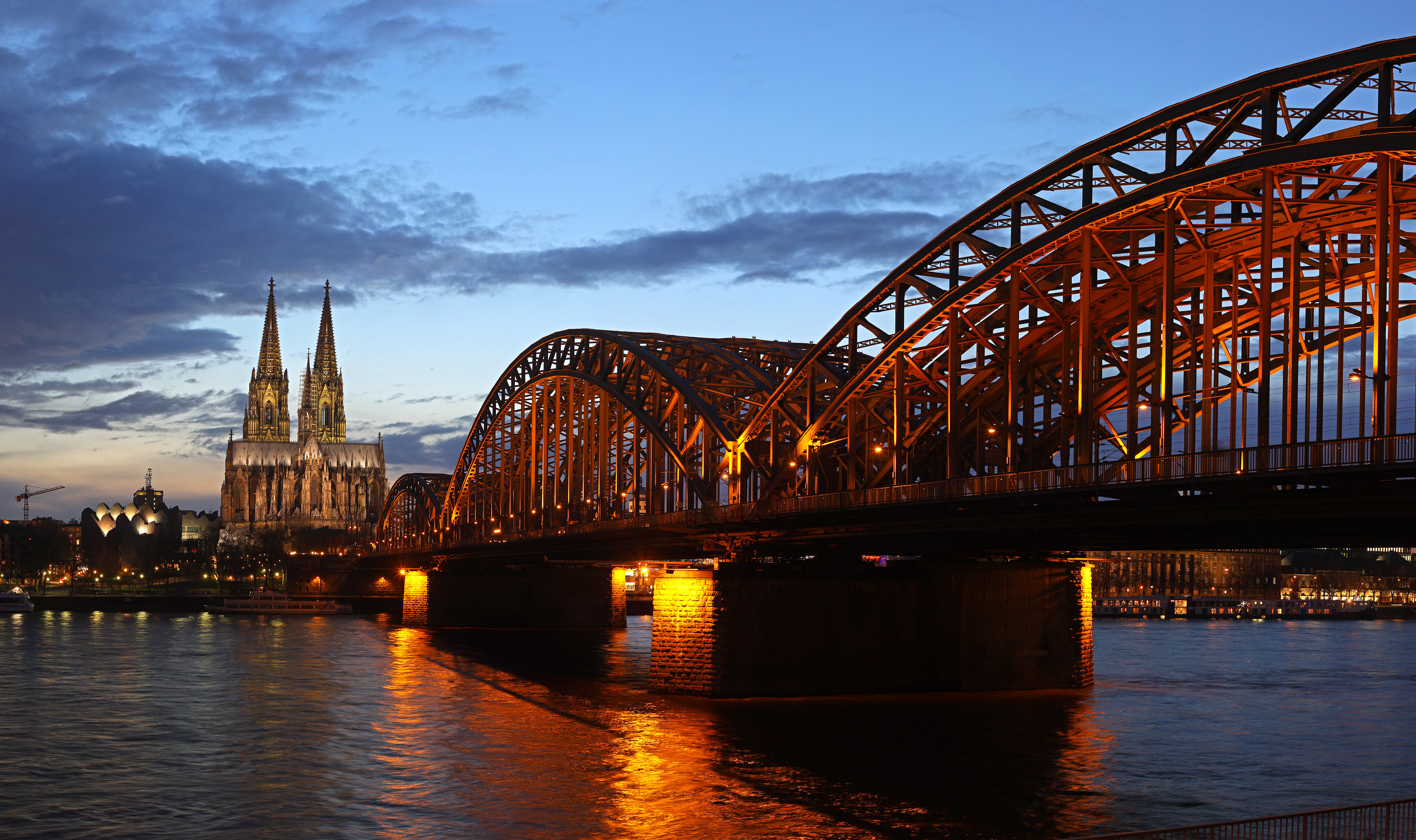 Hohenzollernbrücke 与科隆大教堂