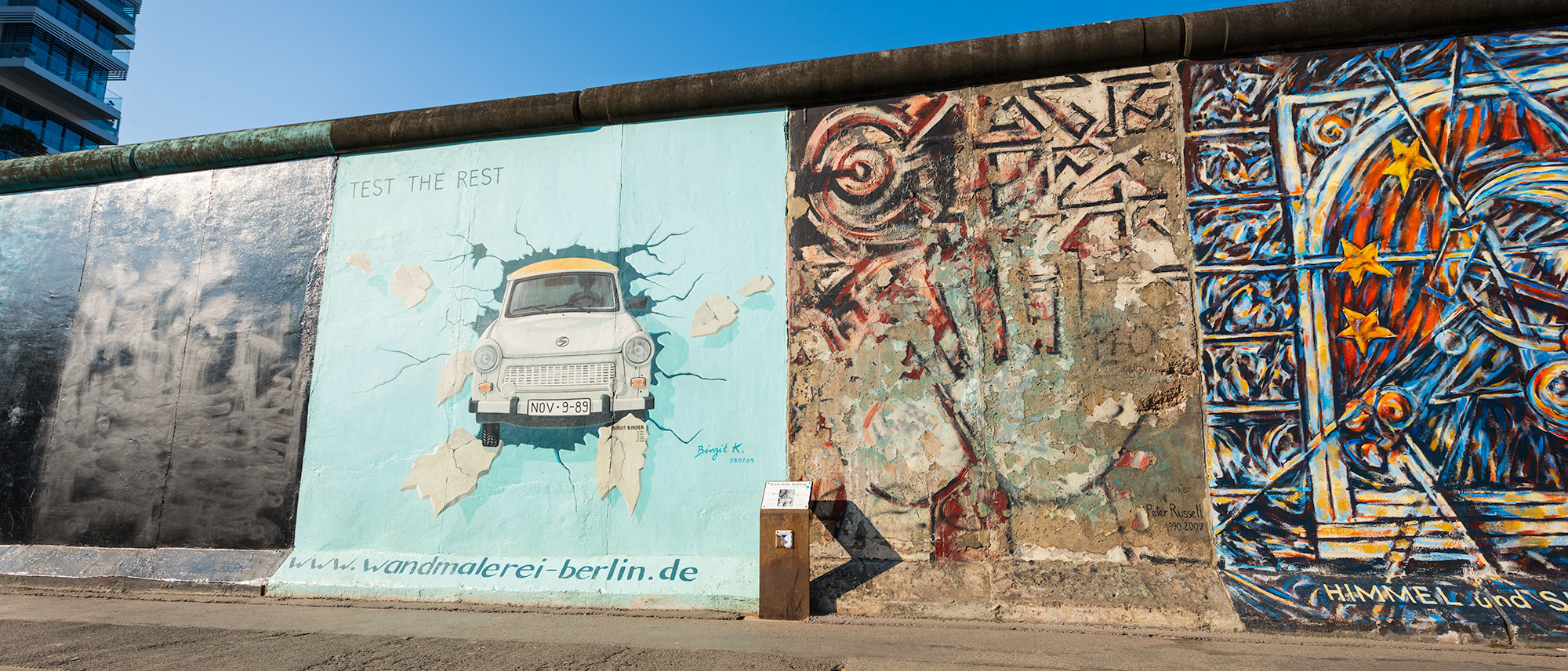 Birgit Kinder 的 Test the Rest 壁画，东边画廊著名 Trabant 作品