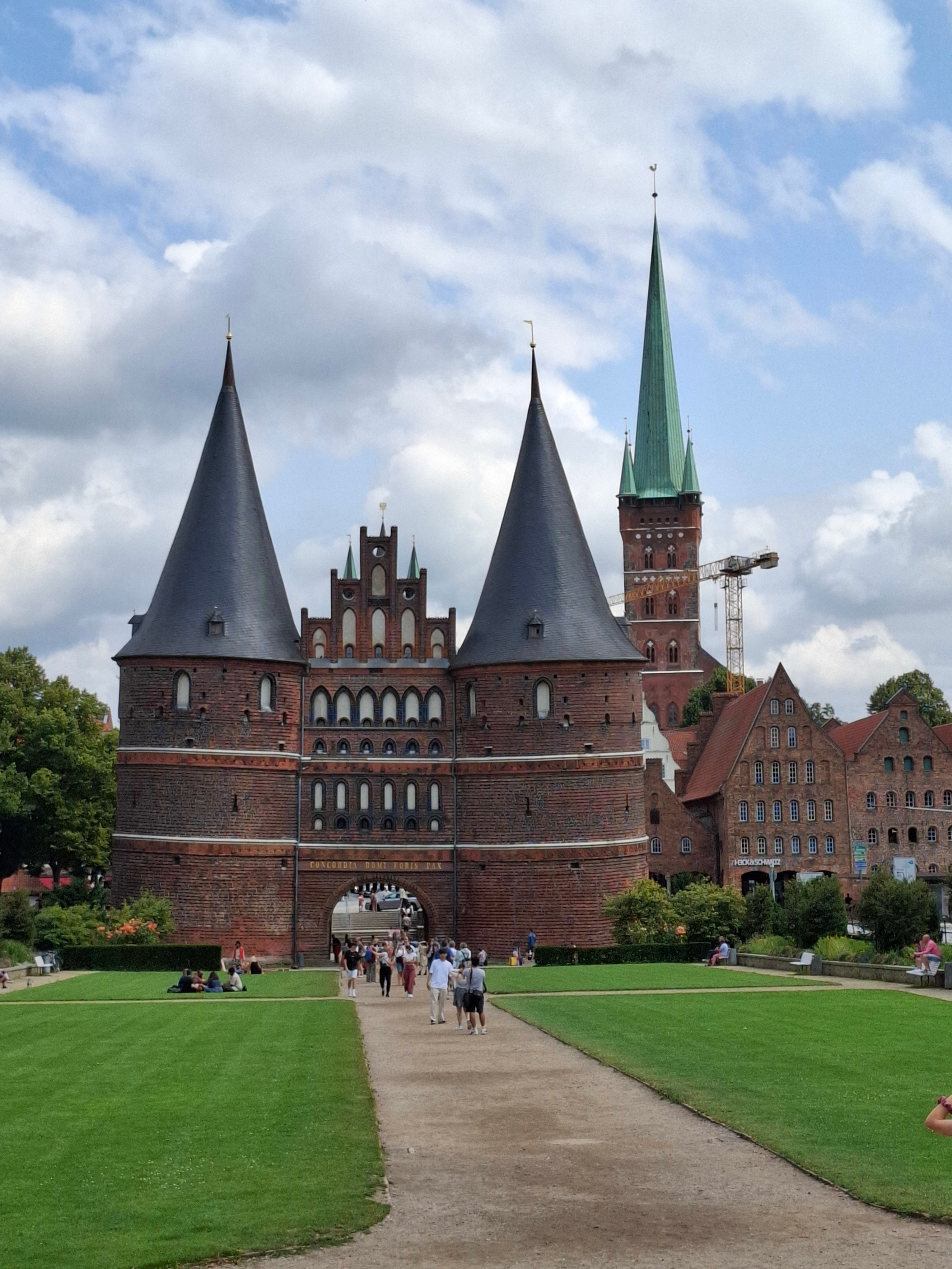 Holstentor 正面双塔，红砖哥特风格与南塔倾斜