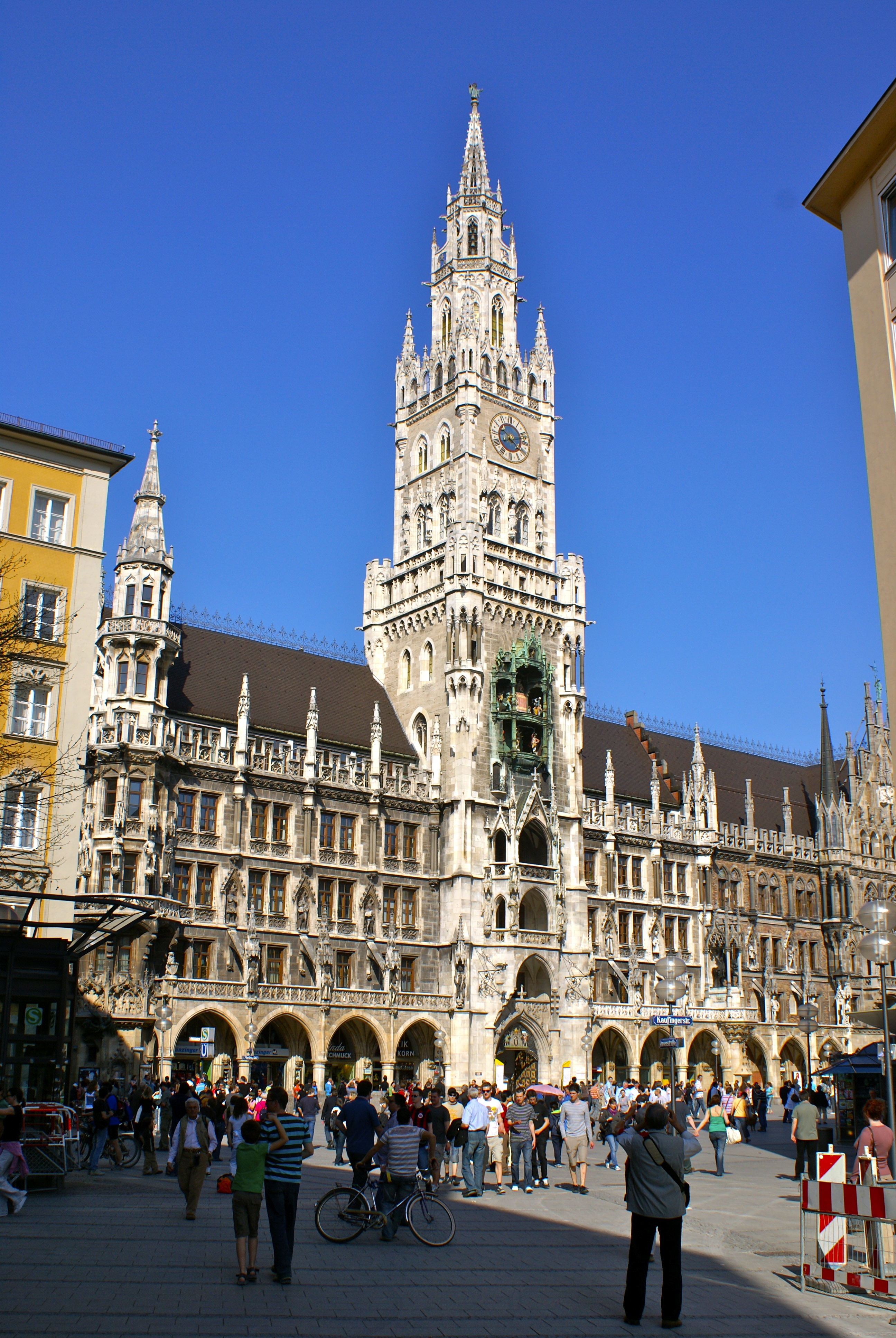 从市政厅钟楼俯瞰 Marienplatz
