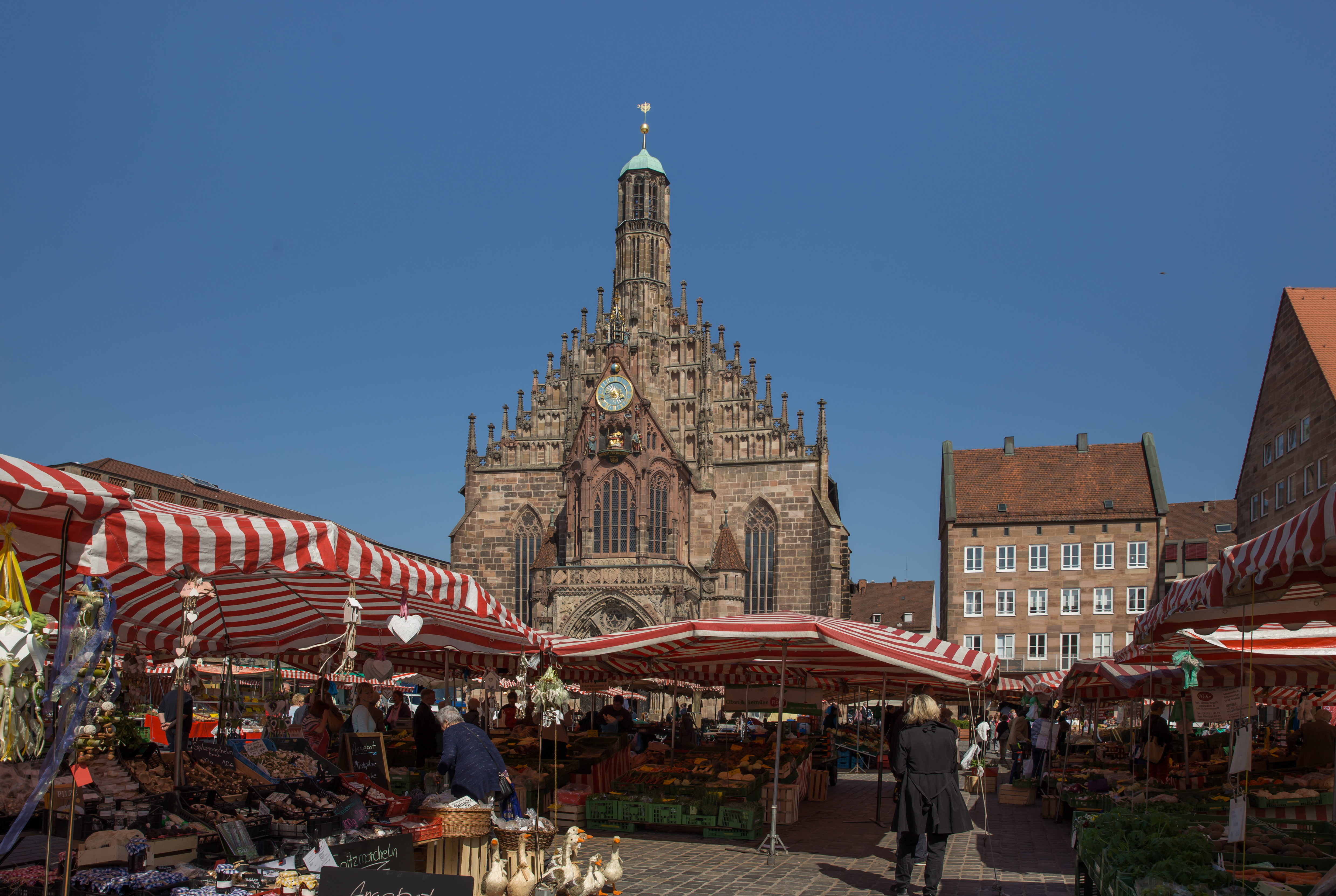 纽伦堡 Hauptmarkt 广场的 Frauenkirche 和 Schöner Brunnen