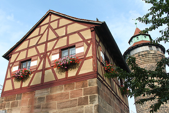 纽伦堡帝国城堡外院，Sinwell Tower 和 Deep Well 井房