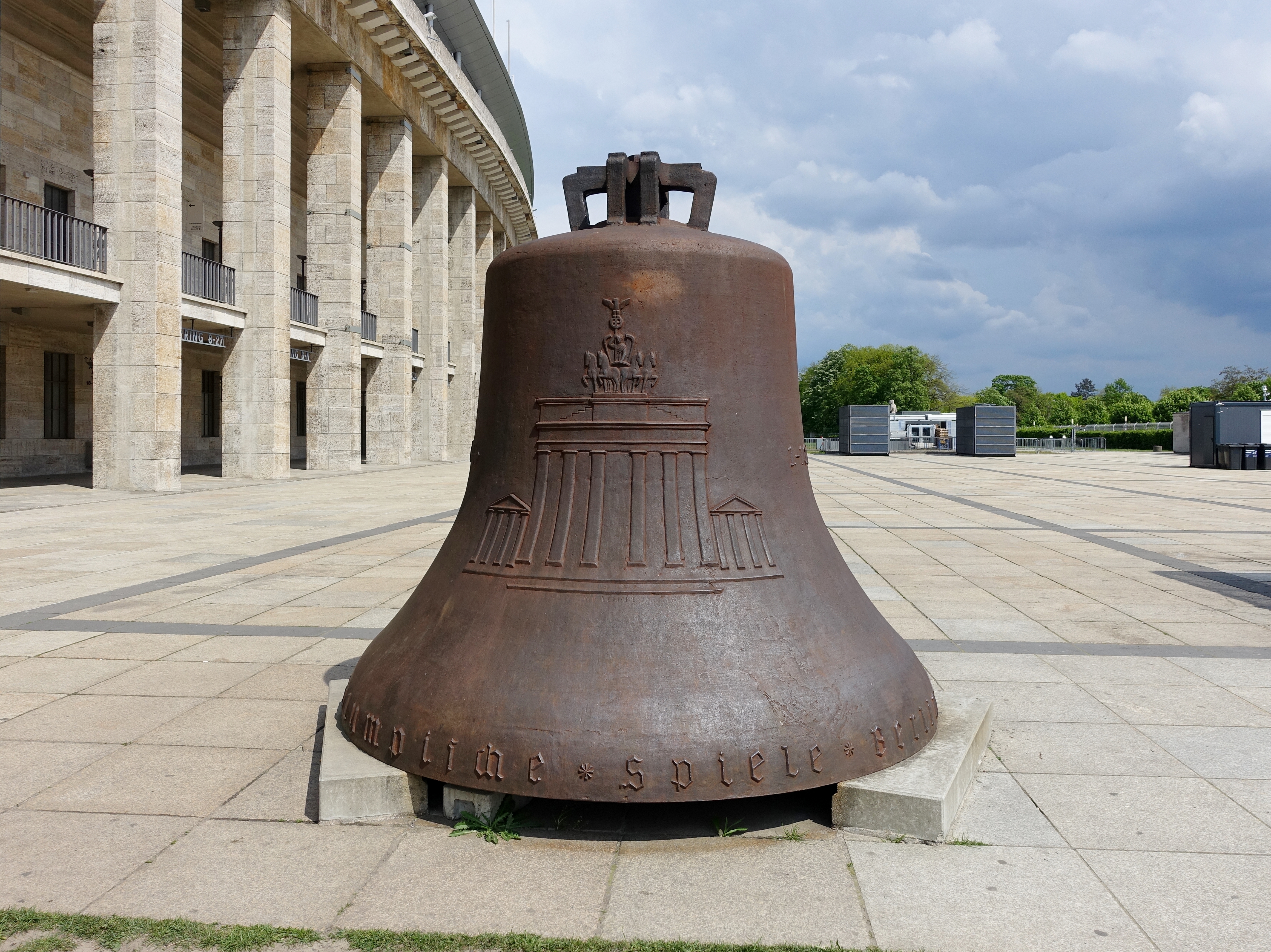 Olympic Bell 表面刻字特写，1936 年痕迹