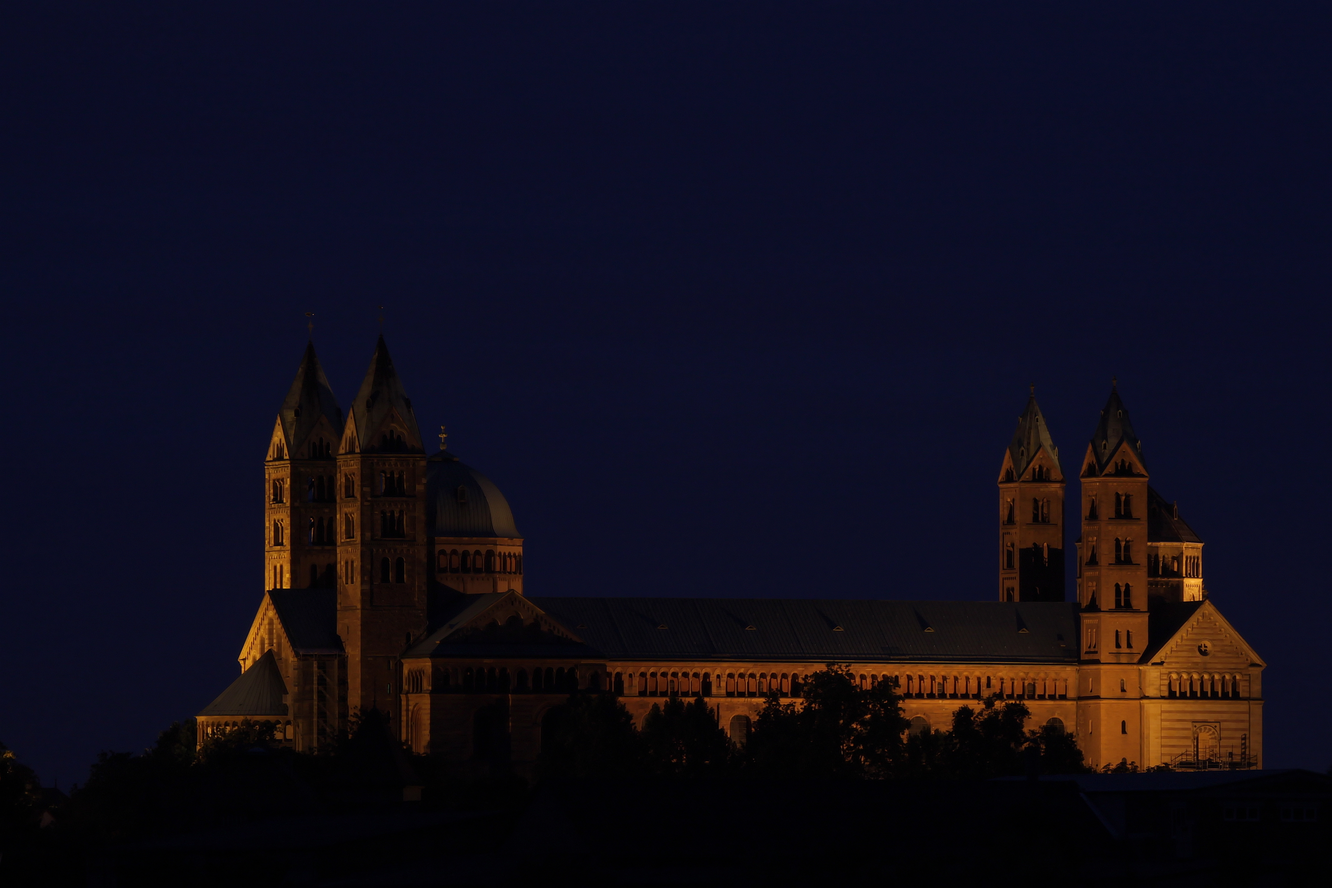 Kaiser- und Mariendom zu Speyer 东侧外景，罗马式水平分割线清晰