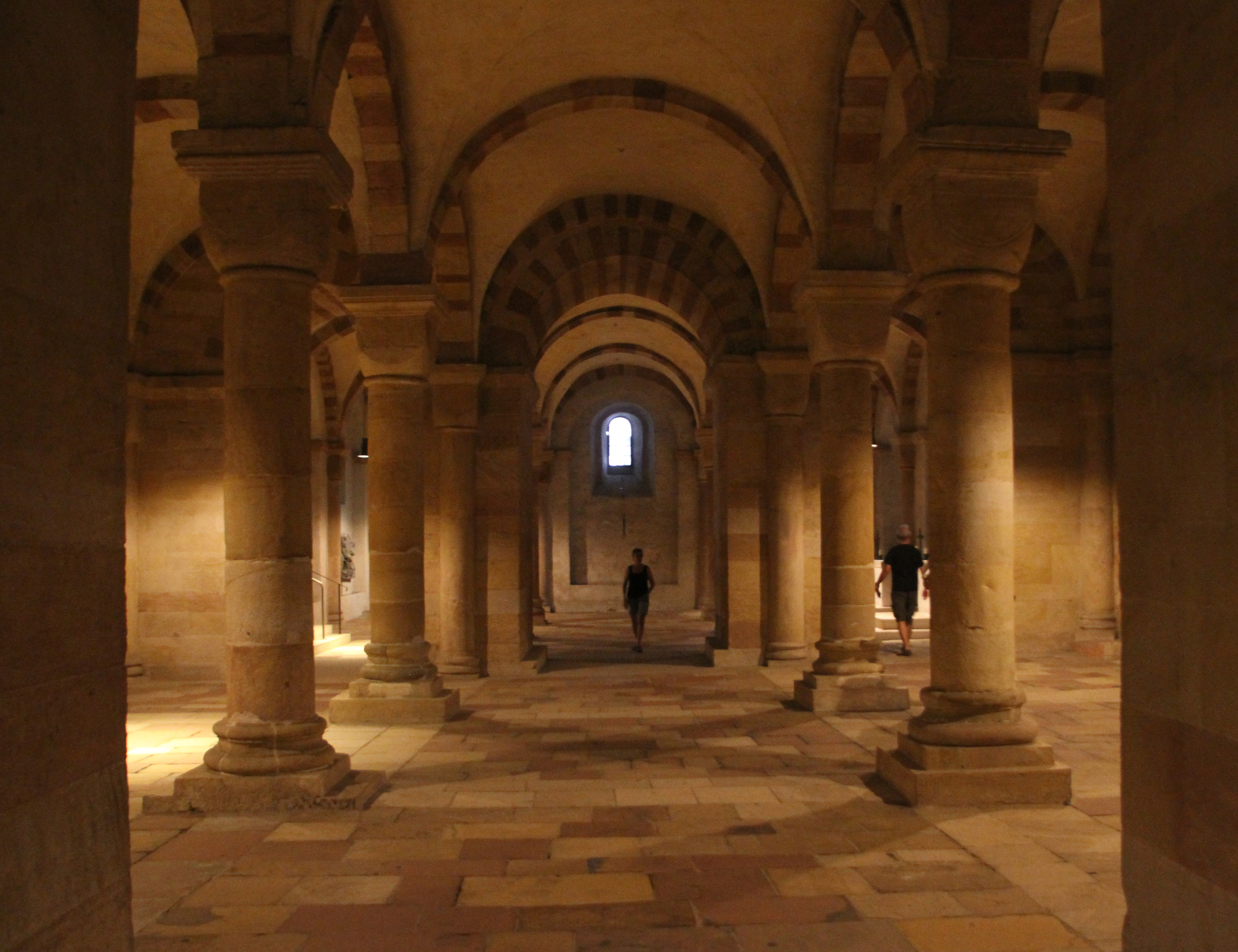 Speyer Cathedral 地下墓室，42 根立柱支撑的 Romanesque 列柱空间