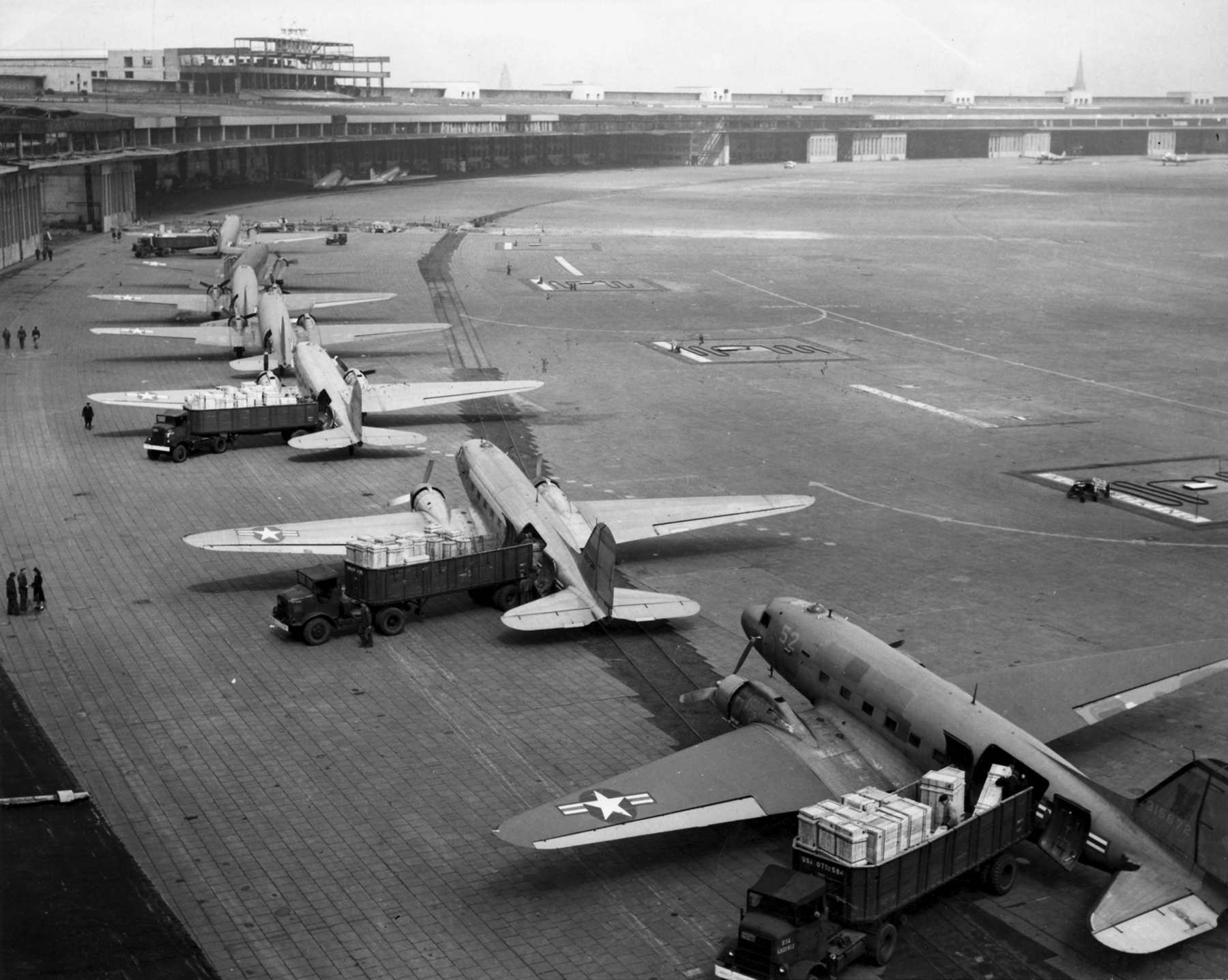 1948 年柏林空运期间 C-47 运输机在 Tempelhof 卸载