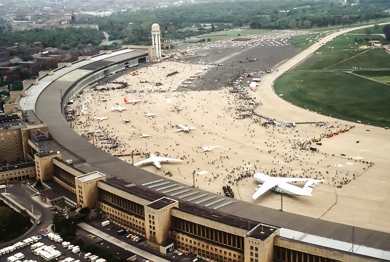 1984 年 Tempelhof 机场开放日航拍，弧形航站楼与机坪