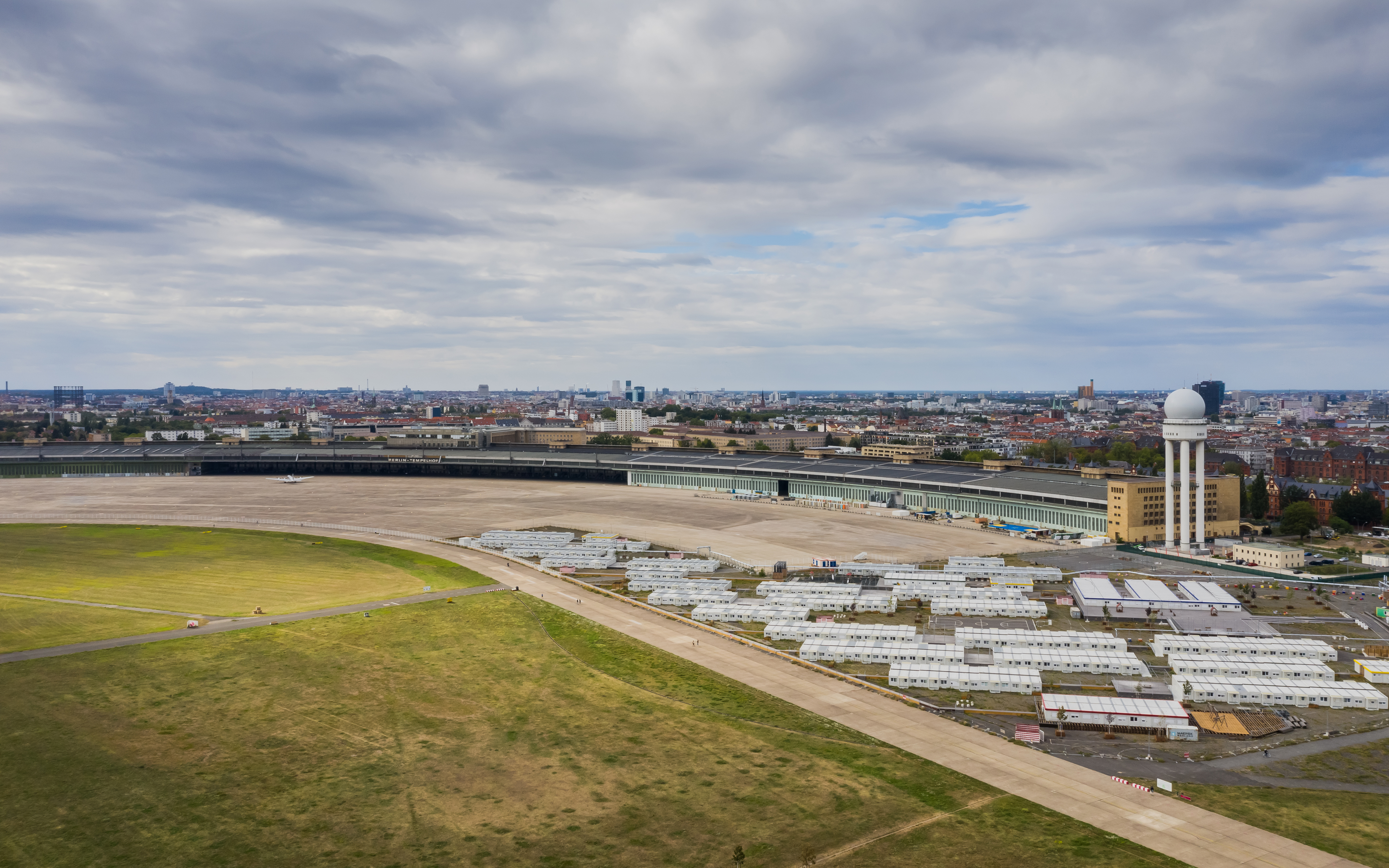 2019 年 Tempelhofer Feld 航拍，跑道变公园