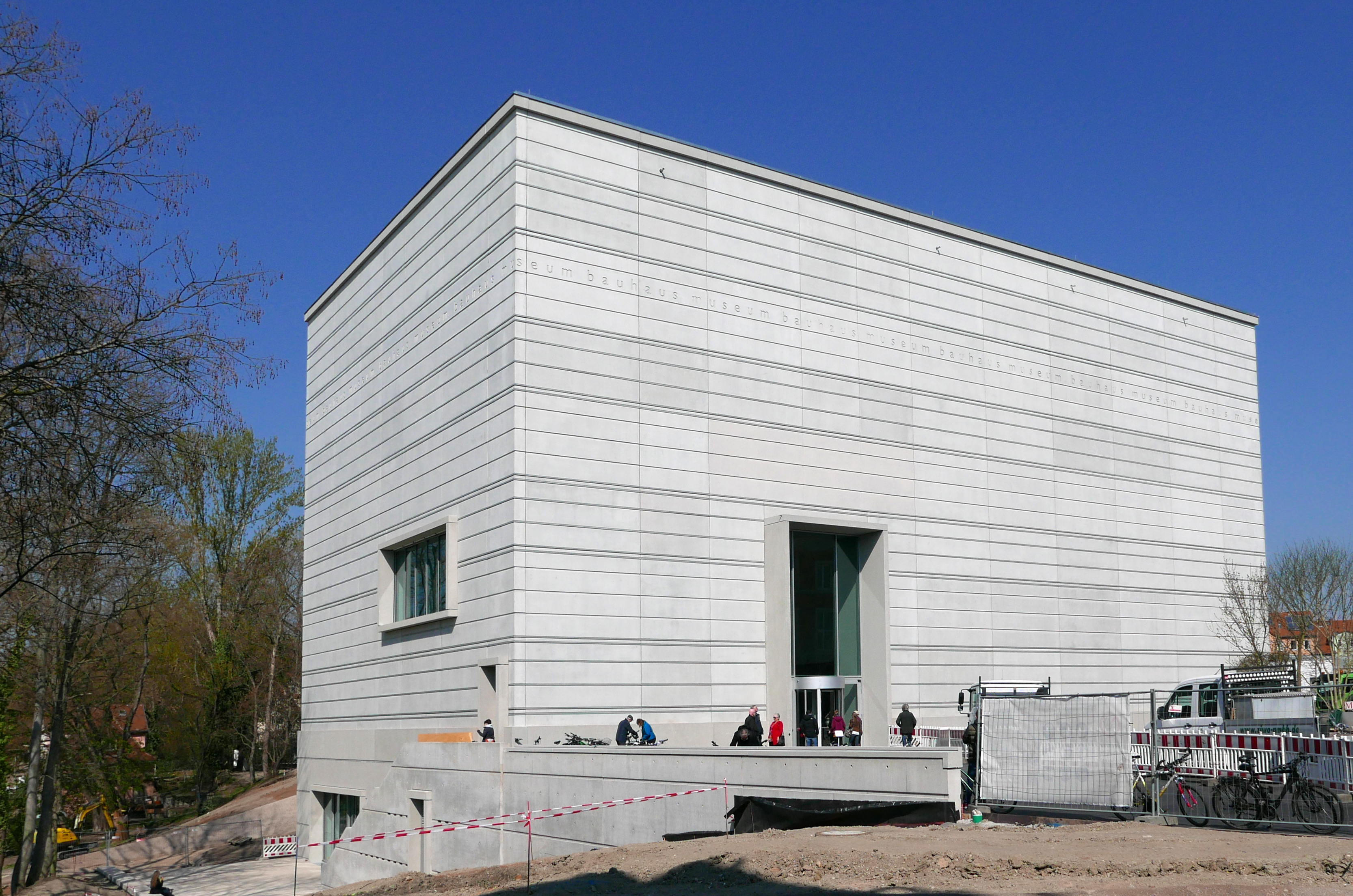 Bauhaus Museum Weimar 的白色玻璃立方体外观，2019 年百年纪念开幕