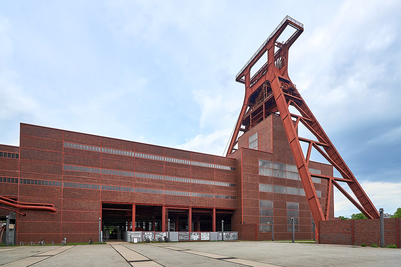 Schacht XII 双桥井架正面
