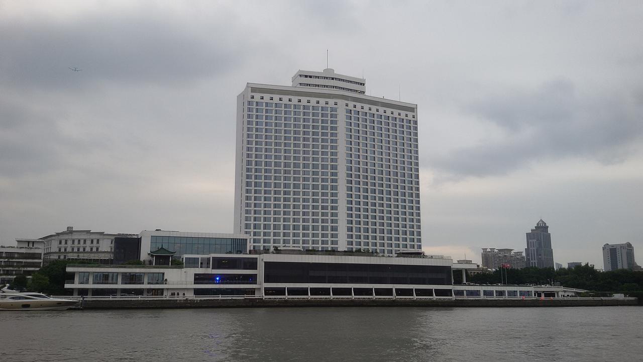 白天鹅宾馆和白鹅潭江面