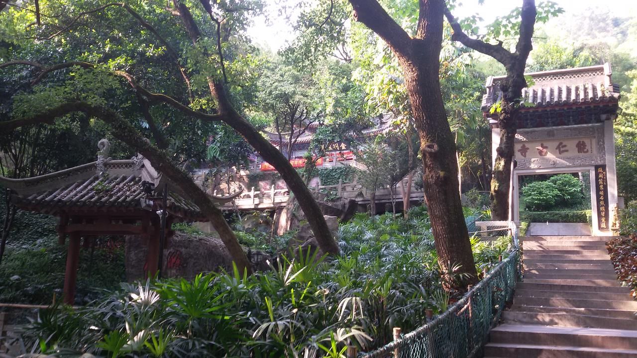 白云山能仁寺入口石阶和山门