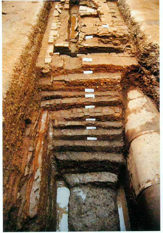 北京路遗址考古发掘坑，各朝代道路层层叠压