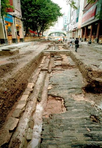 2002年北京路考古发掘现场，路面层次清晰可见