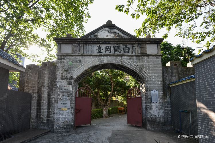 白鹤岗炮台入口门楼，上方嵌"白鹤岗台"石匾