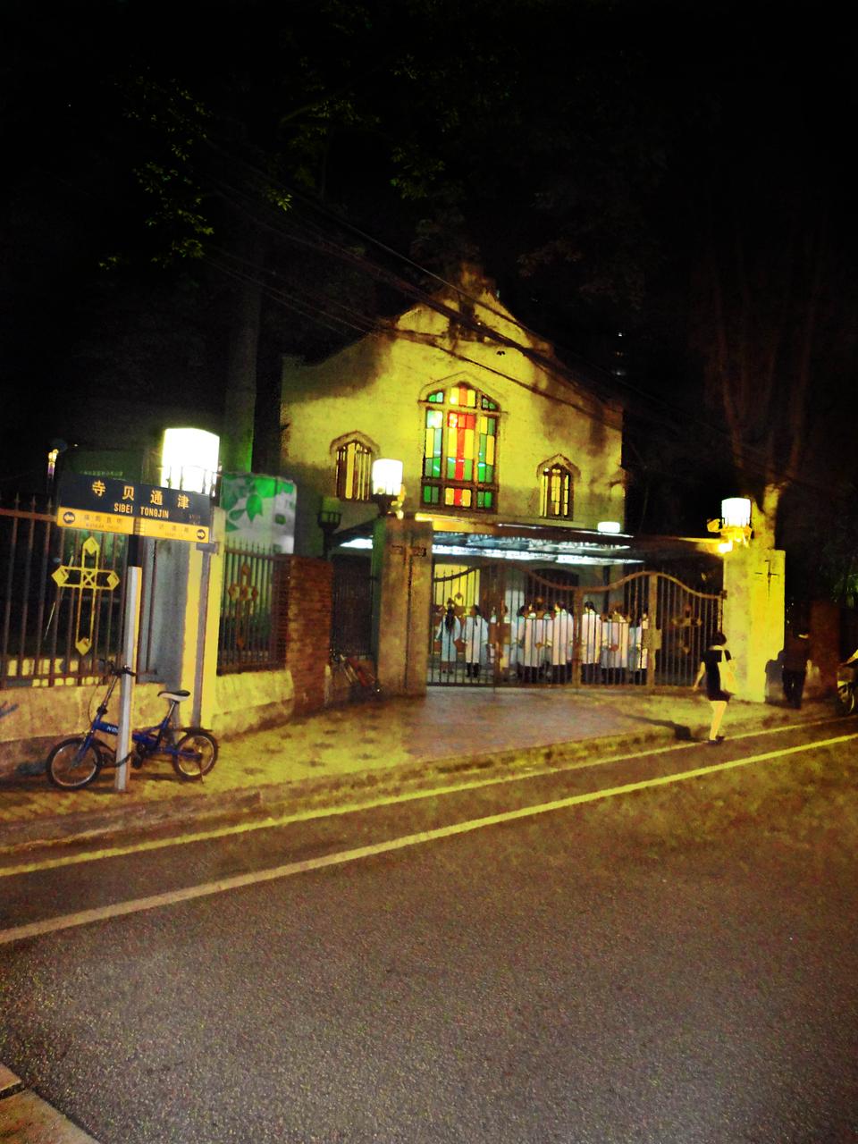 东山堂灰白色花岗石哥特式建筑外观