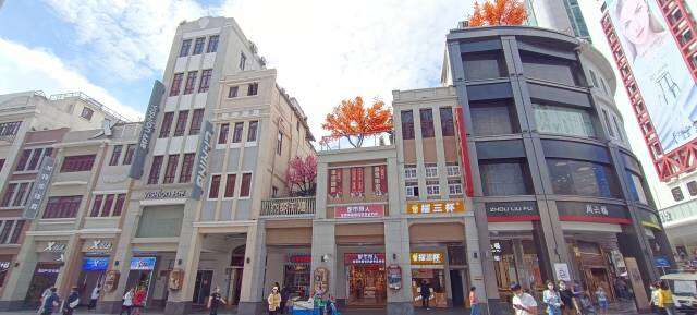 高第街狭窄的街景,两侧竹筒屋面宽极窄