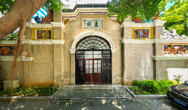 荷花池与古榕树