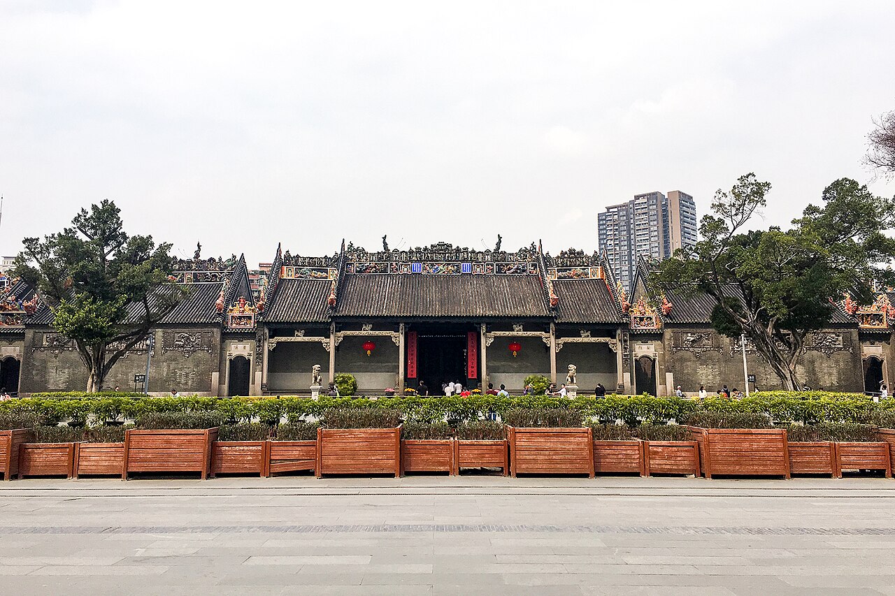 聚贤堂内部大厅，高敞的木构梁架和两侧屏风