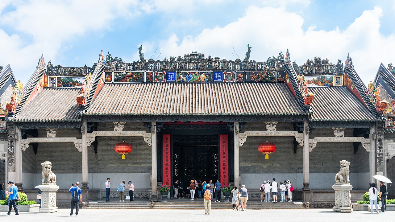 陈家祠正门外景，三扇朱红大门和"陈氏书院"石匾