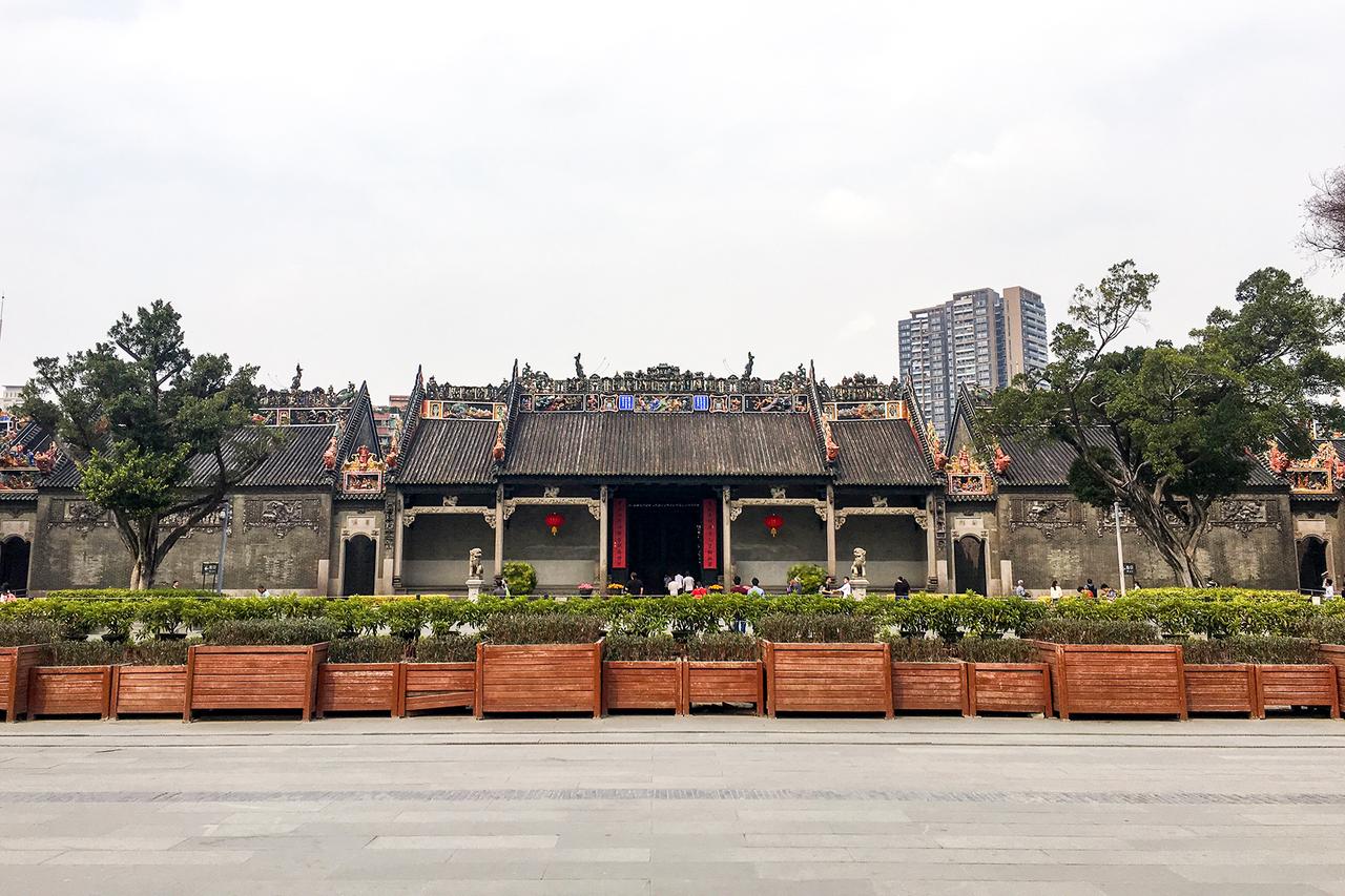聚贤堂内景，高敞的抬梁式木构与透雕屏风
