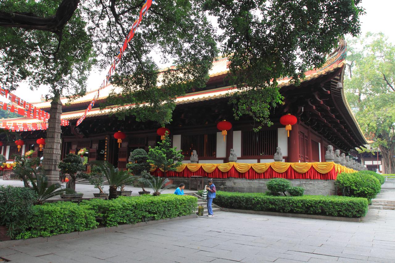 光孝寺大雄宝殿正面，重檐歇山顶与宽阔月台