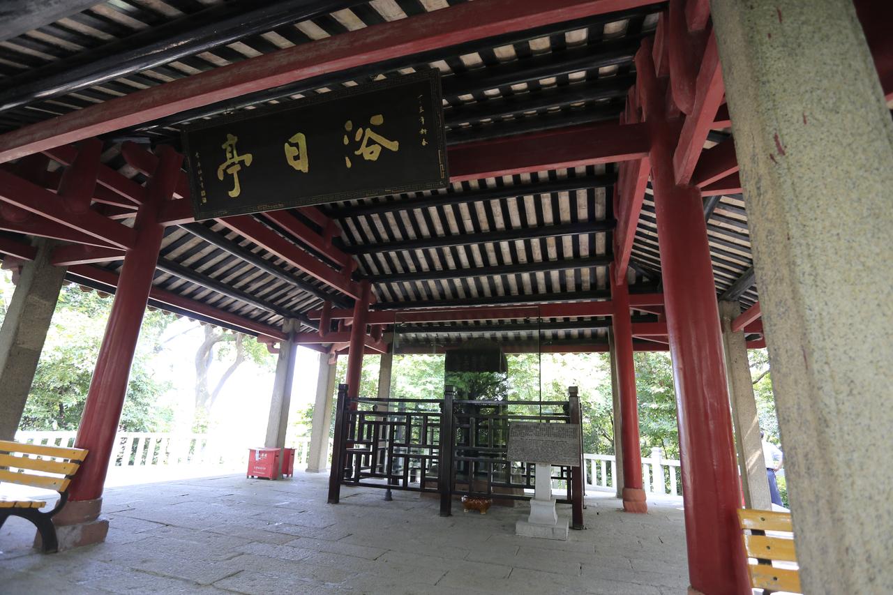 康熙御书"万里波澄"碑
