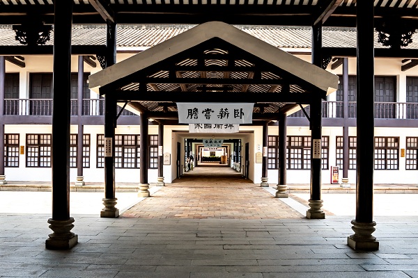 校本部走马楼内景，岭南祠堂式四合院，四进两层，回廊相通