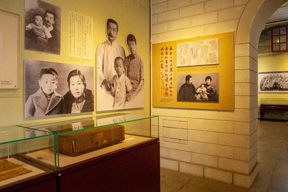 钟楼二楼鲁迅卧室复原，床、书桌、藤箱、煤油灯