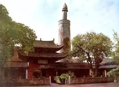 光塔基座近景:砖砌结构与灰沙涂层细节