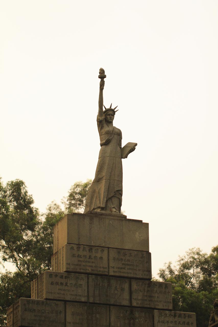 纪功坊与自由女神像，72块连州青石堆叠成山形