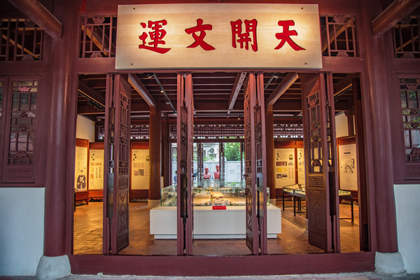 钟楼西侧贡院遗存明远楼，两层歇山顶中式建筑，与钟楼形成风格对照