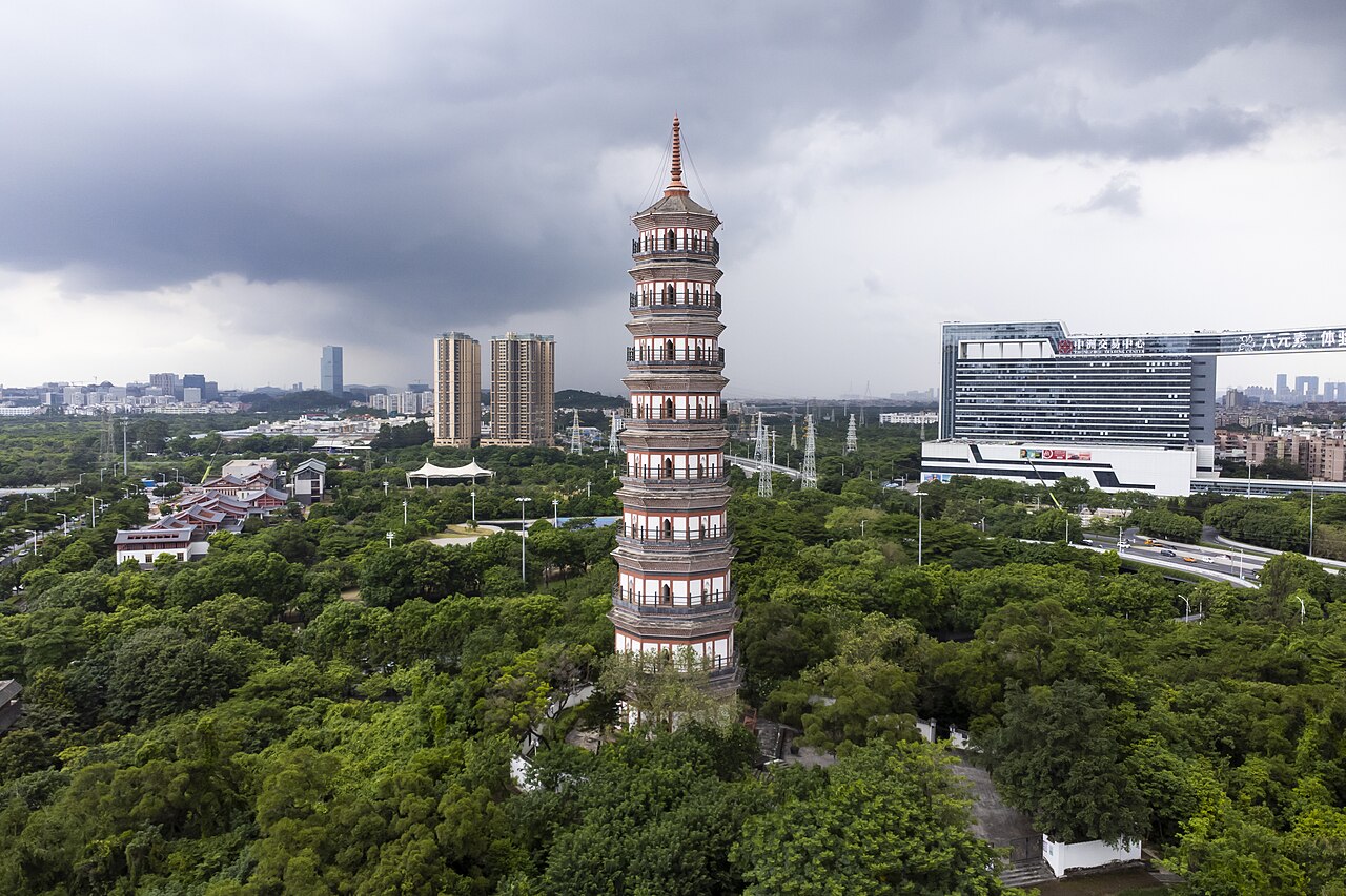 琶洲塔周边城市景观：古塔与现代建筑群的并置