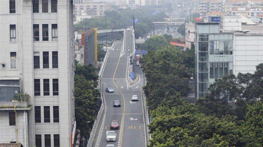 人民路高架桥与两侧骑楼的紧邻关系