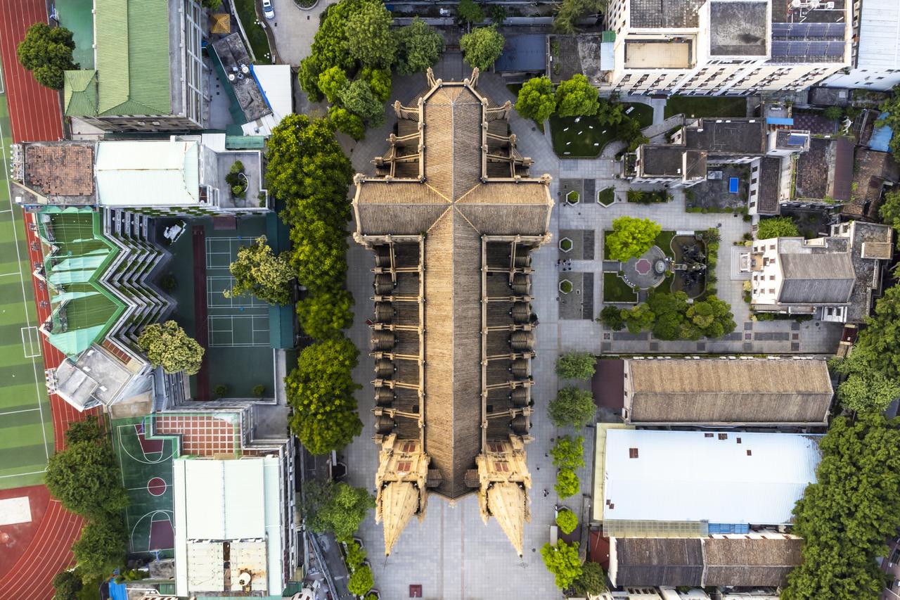 从高处俯瞰石室圣心大教堂与周边广州老城肌理