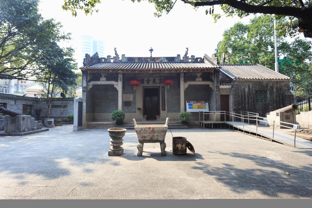 三元古庙正面,青砖绿瓦,庙前有开阔的广场