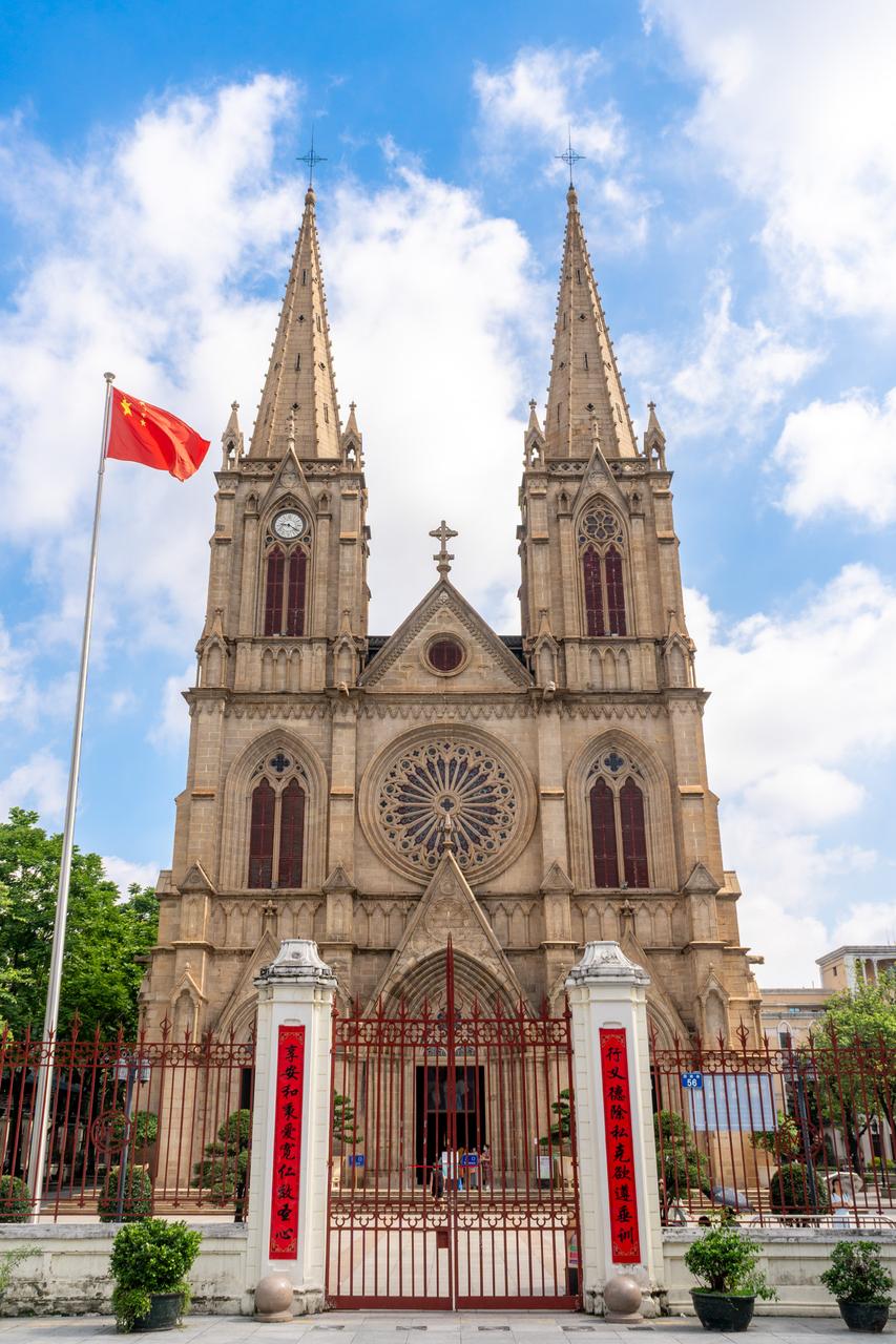石室圣心大教堂正立面,双尖塔与玫瑰花窗