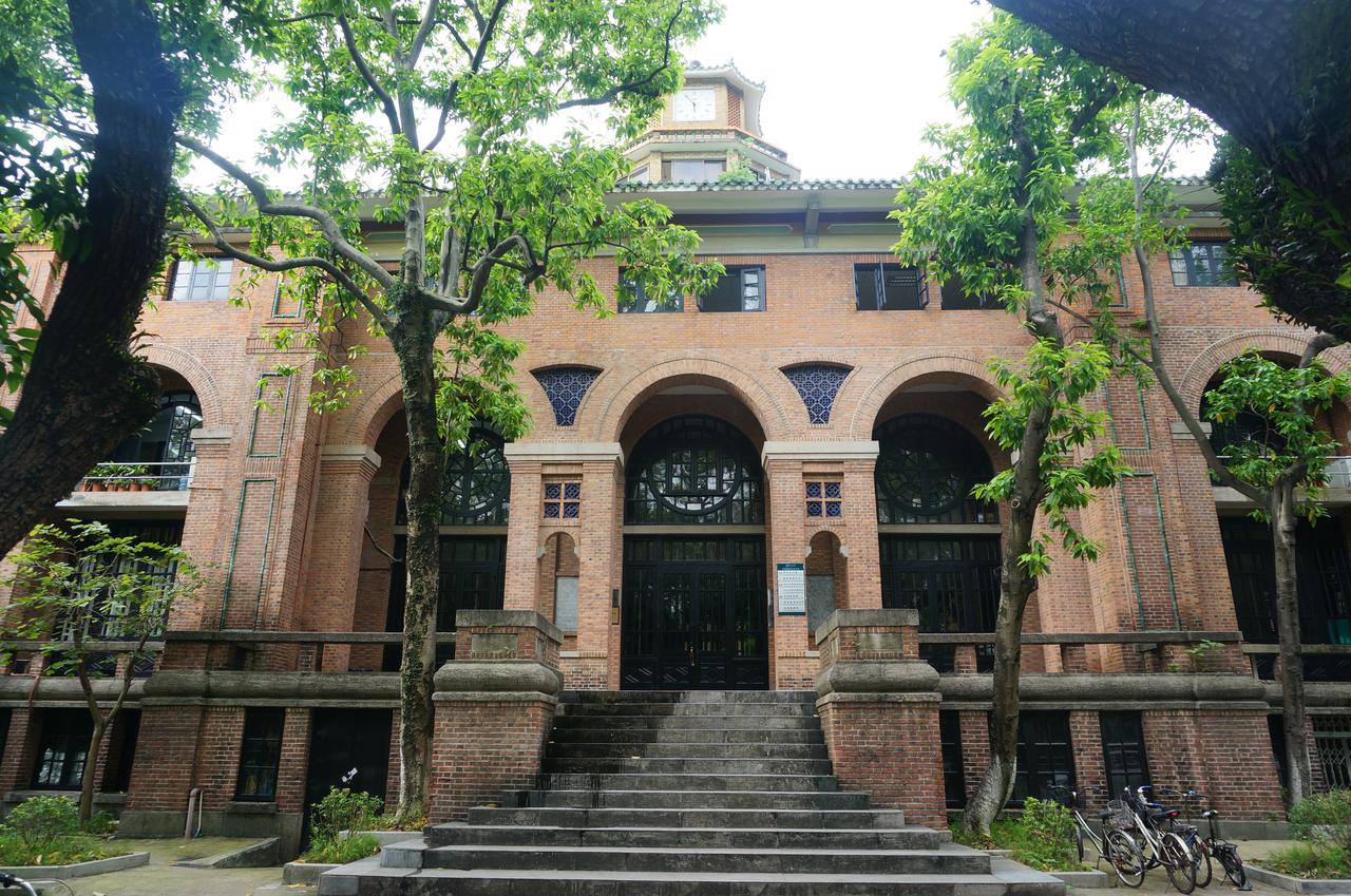 格兰堂正面全景，红色外墙配绿色琉璃瓦，钟楼矗立于顶部