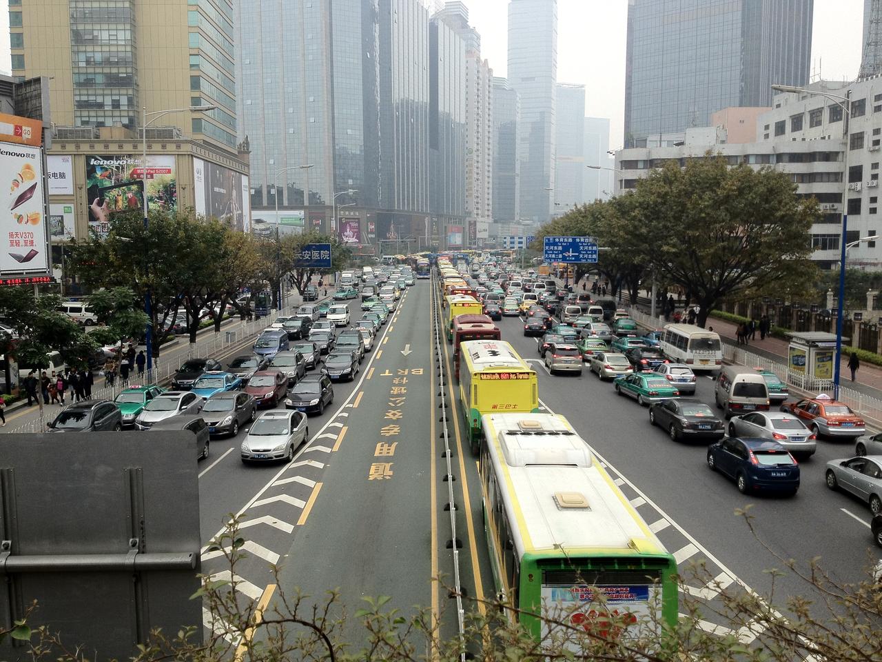 天河路街景:玻璃幕墙商业体与传统瓷砖外墙商业体并置