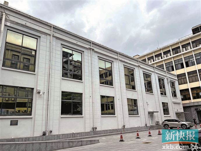 广交会流花路展馆外观，苏式对称建筑主体配现代玻璃幕墙