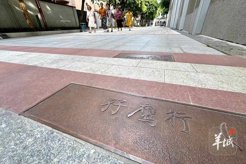 广州文化公园十三行印迹园的地面标记，打印砖面标出各商馆位置
