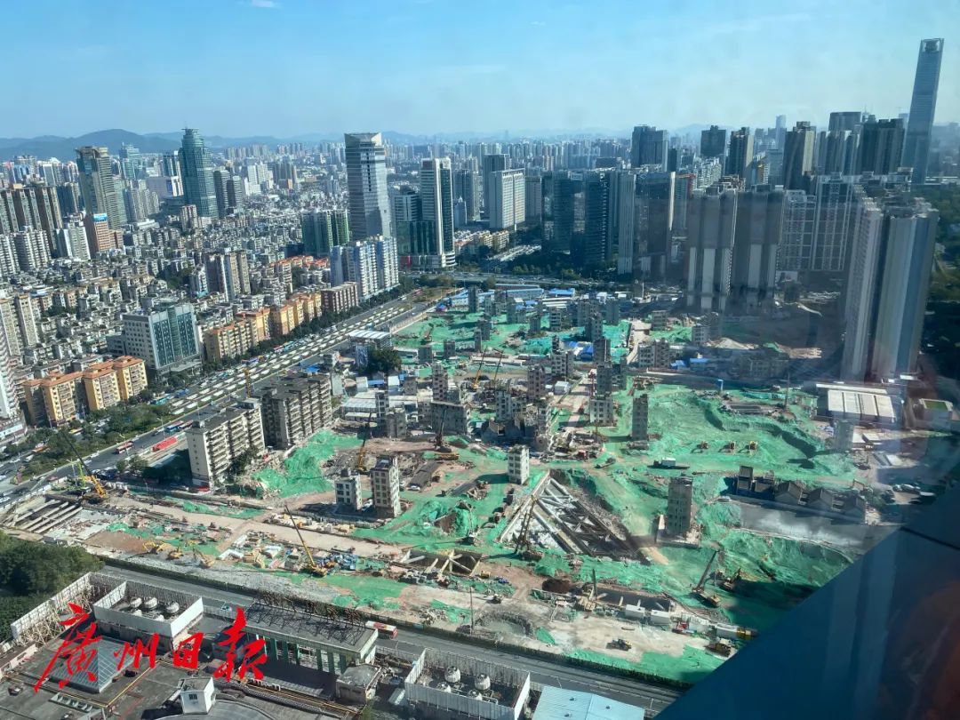 冼村拆迁工地与被回迁房包围的最后一批村屋