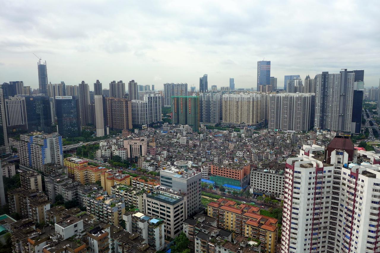 2016 年的冼村街景：握手楼密集排列，底层商铺占据每一条巷道