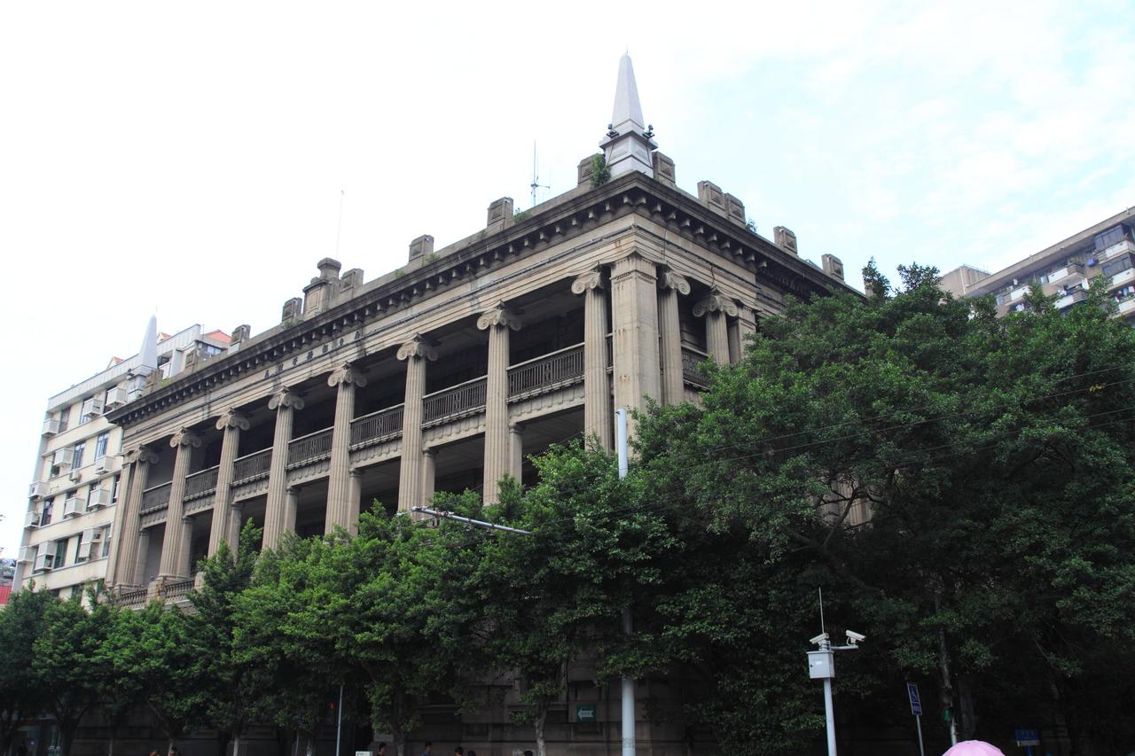 广州邮政博览馆外观，古典欧式立柱与黄褐色花岗岩基座