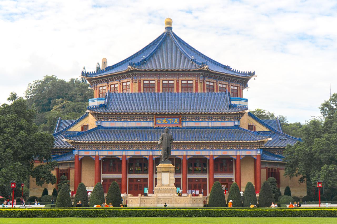 纪念堂前广场与孙中山铜像，视线向南正对府前路和市府合署大楼