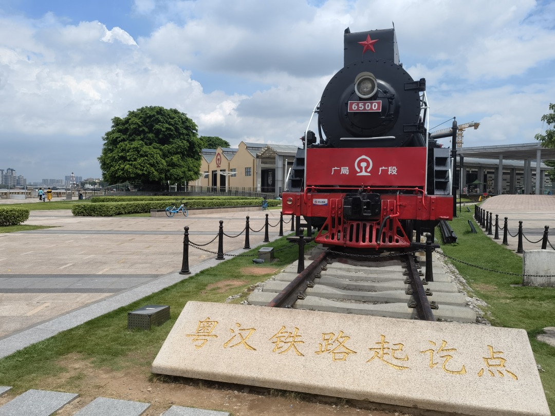 广场上的建设型蒸汽机车和绿皮车厢