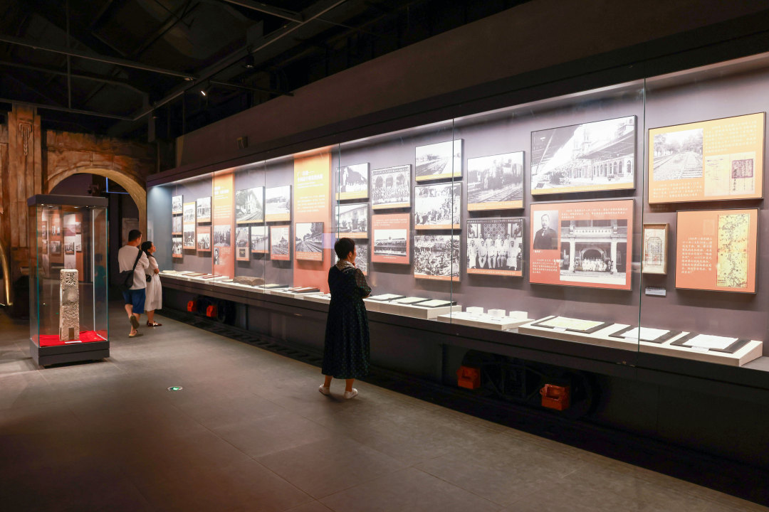 博物馆室内展厅展出的粤汉铁路界碑
